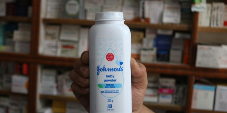 Johnson & Johnson é condenada a pagar R$ 8,3 bilhões a paciente