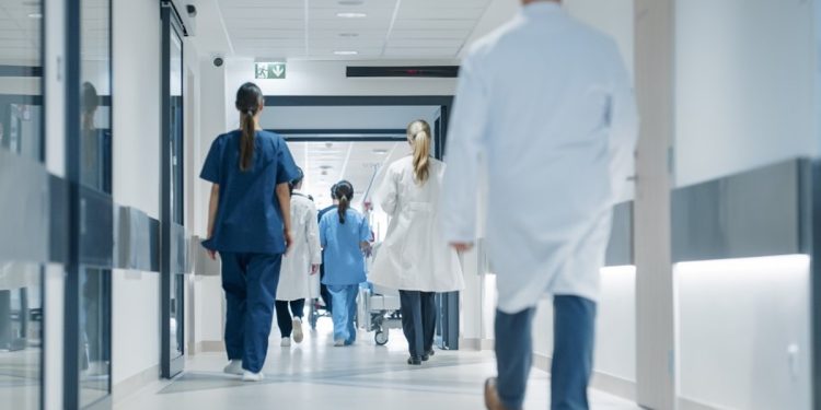 Técnica de enfermagem é agredida com lixeiras contaminadas no DF