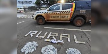 Homens são flagrados com malas recheadas de drogas dentro de ônibus