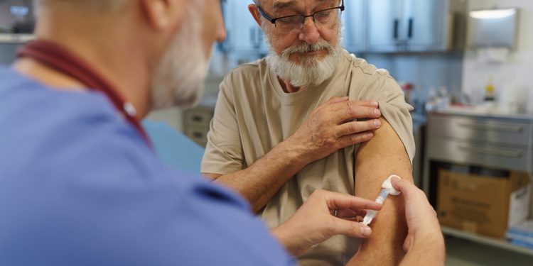 Vacina da herpes-zóster pode atrasar avanço da demência, sugere estudo