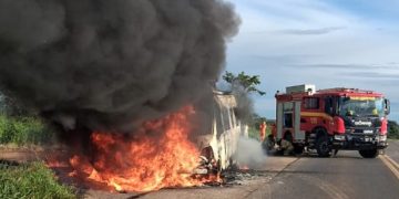 Van fica completamente destruída após pegar fogo em rodovia do DF. Veja vídeo