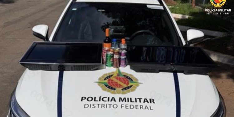 Casal tenta fugir de motel com TVs e bebidas da suíte e acaba preso