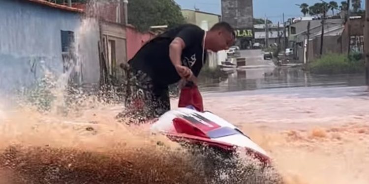 Jet ski usado em vídeo viral gravado em rua alagada de GO é apreendido