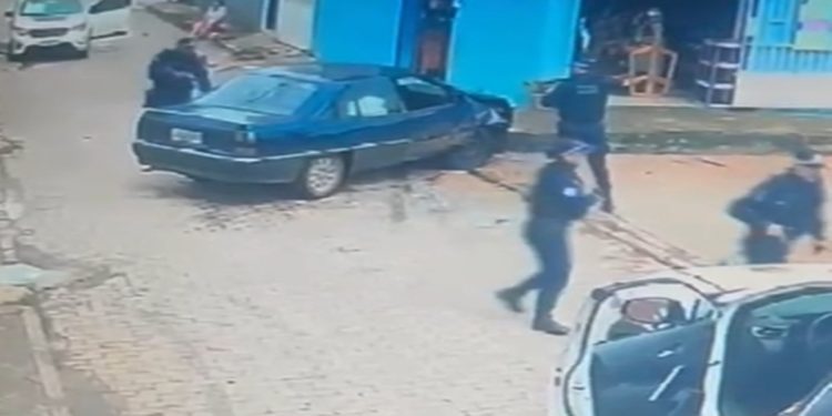 Dupla furta carro, deixa motorista ferido e bate veículo na fuga. Veja vídeo