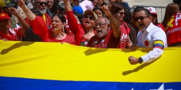 Manifestantes levam bandeira da Venezuela em ato do 8/1: “Fora Trump”. Veja vídeo