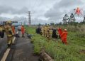 Motorista fica preso nas ferragens após carro capotar em via no DF