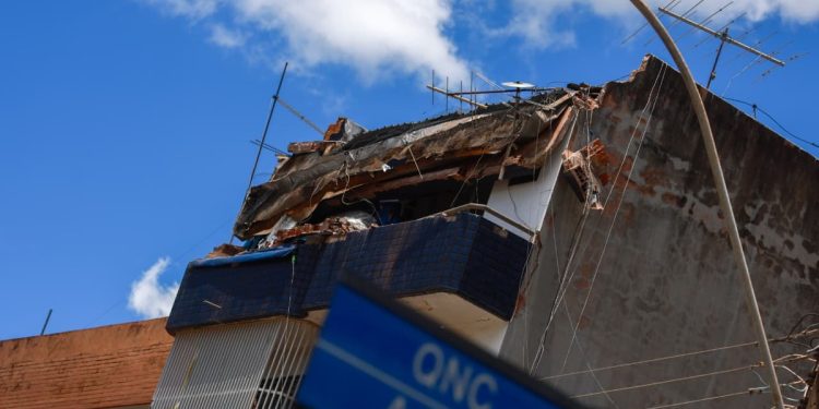 Defesa Civil interdita prédio em Taguatinga após queda de marquise. Veja vídeo