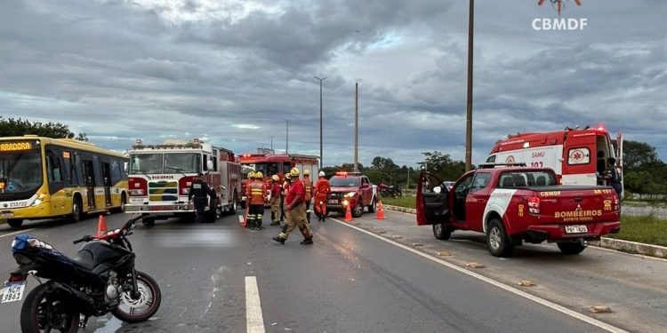 Mulher morre em acidente entre duas motos no DF