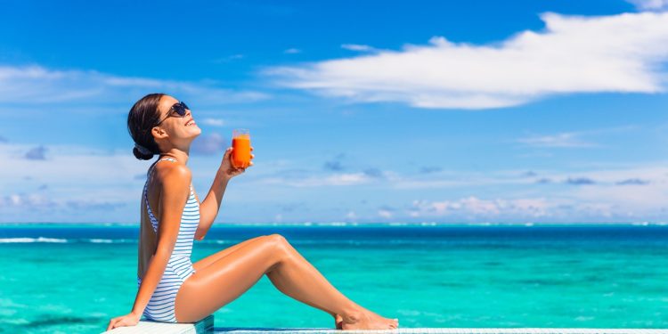 Sucos para reforçar o bronzeamento funcionam? Entenda a relação