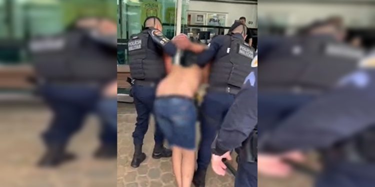 Homem invade casa, mantém idosos em cárcere privado e ataca PMs no DF