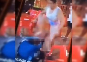 Mulher desce a porrada em homem dentro de bar no DF; polícia apura. Veja vídeo