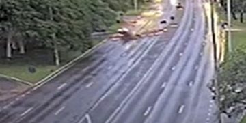 Carro voa e fica de cabeça para baixo após bater em bloqueio no Eixão. Veja vídeo