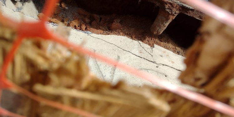 Cratera que engoliu irmãos e cães reabre ainda maior após temporal