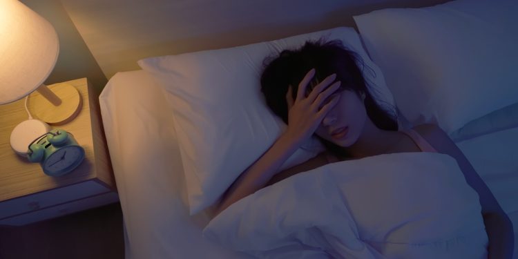 Não chegar ao sono profundo aumenta risco de Alzheimer, diz estudo