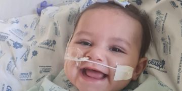 “Coração na mão”: precisando de cirurgia, menina de 2 anos corre risco