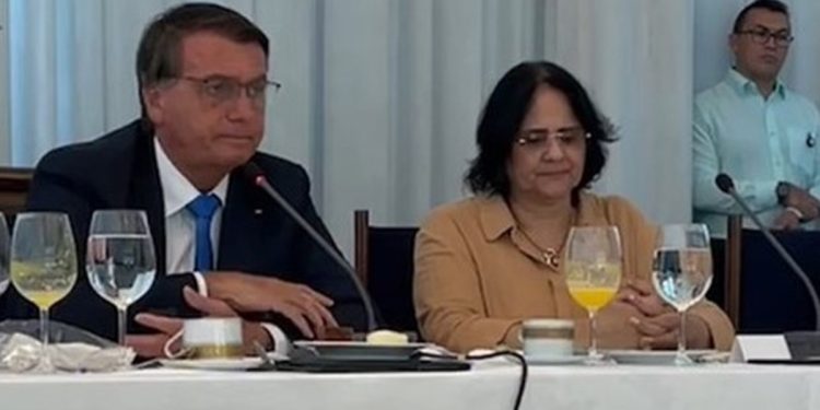 Damares diz que isolamento de Bolsonaro na PF tem como objetivo mandá-lo à Papuda