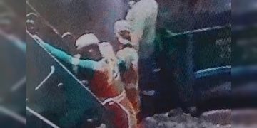 Garis do SLU são flagrados pichando muro de condomínio na véspera de Ano-Novo. Veja vídeo