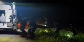 Dupla é baleada após furar bloqueio e trocar tiros com PMs no Entorno. Veja vídeo