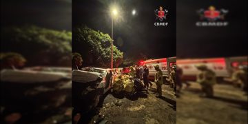 Duas pessoas ficam feridas após carro bater em mureta no DF