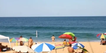 Desembargador libera nudismo em praia de Balneário Camboriú