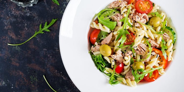 Nutricionista ensina como comer salada fora de casa em segurança