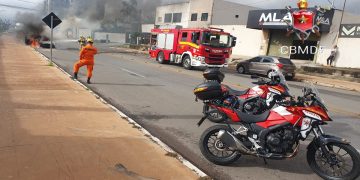Carro é consumido por chamas e mobiliza bombeiros em via do DF. Veja vídeo