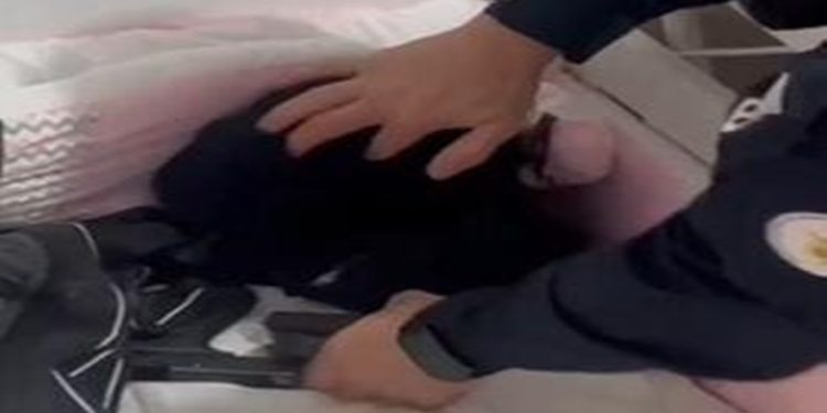 Arma roubada de juiz no DF foi localizada em berço na casa do ladrão. Veja vídeo