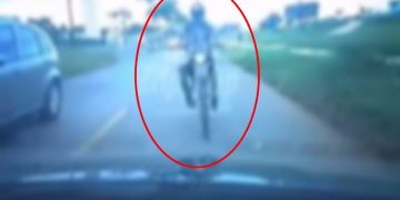 Imagens fortes mostram batida frontal violenta entre moto e carro. Veja vídeo