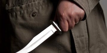 Após briga, mulher tenta matar companheiro a facadas e é presa