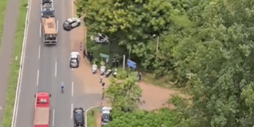 Suspeito rouba carro, bate e foge para mata em perseguição policial