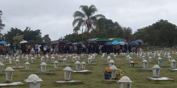 “Eterna saudade”: família se despede de adolescente morta por padrasto. Veja vídeo