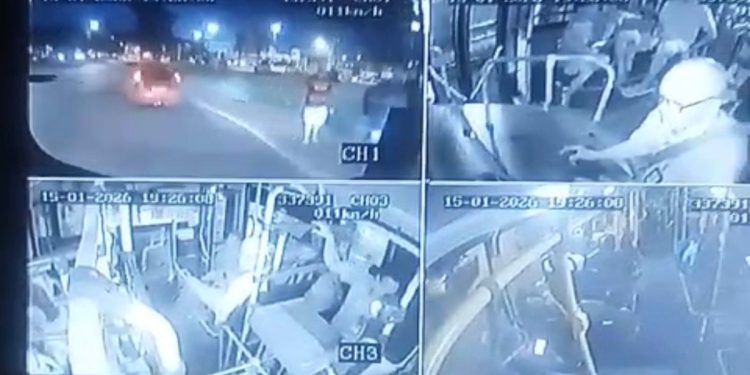 Imagens mostram momento em que ônibus é atacado em parada no DF. Veja vídeo