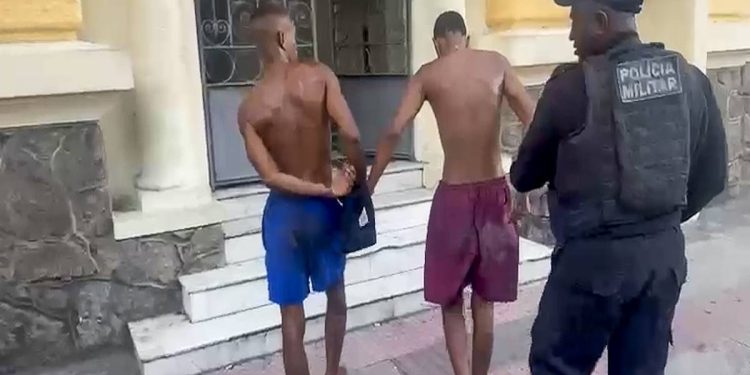 PMs libertam quatro reféns de cárcere no RJ e matam chefe do tráfico. Veja vídeo