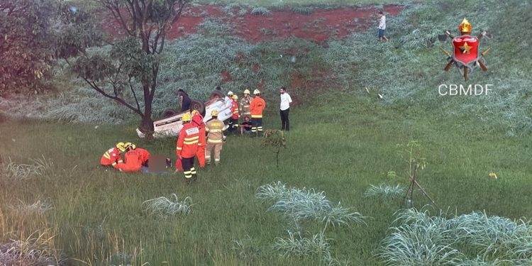 Carro cai de viaduto na BR-040 ao fazer curva e deixa três feridos