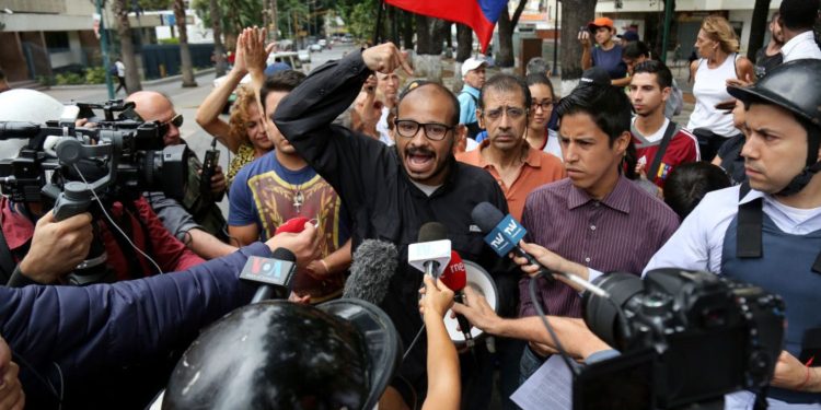 Jornalistas libertados na Venezuela estão proibidos de falar