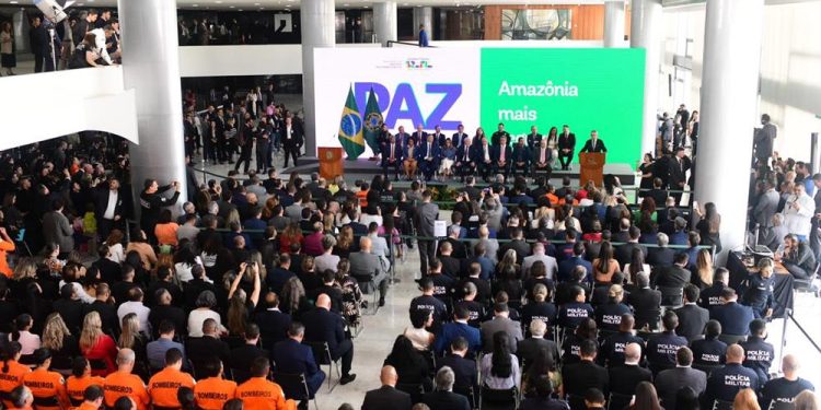 Policiais civis do DF recebem salário com reajuste uma semana após PMs