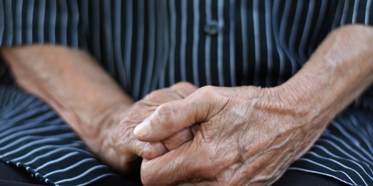 Idosa de 83 anos é assaltada na saída de banco após sacar dinheiro