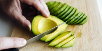 Nutricionistas explicam se comer abacate ajuda a soltar o intestino