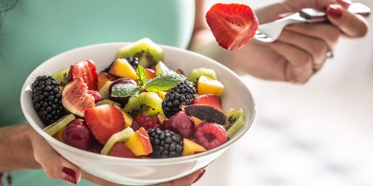 Barriga estufada após o almoço? Veja 6 frutas para melhorar a digestão