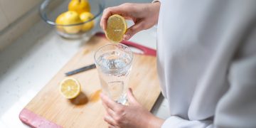 Nutricionistas listam benefícios do consumo diário de água com limão