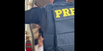 Flagra: sem CNH, motorista leva 7 pessoas em veículo com capacidade para 2. Veja vídeo