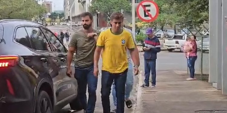 Nikolas Ferreira chega a hospital para visitar feridos com raio em ato. Veja vídeo