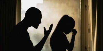 Mulher é agredida e arrastada por carro em movimento no DF