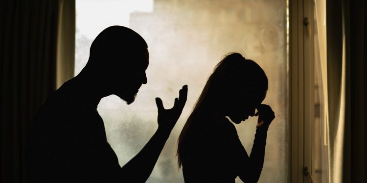 Mulher é agredida e arrastada por carro em movimento no DF