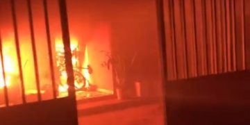 Marido ateia fogo em casa com esposa dentro e mata cachorro da família