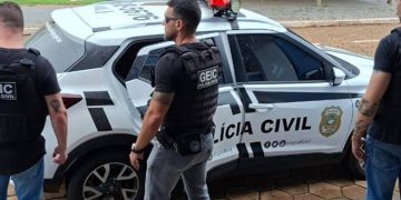 Homem quebra perna da ex-companheira em agressão com pá e vai preso