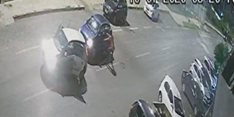 Ladrões interceptam carro e rendem mulheres durante assalto em Águas Claras. Veja vídeo
