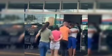 Camburão lotado: PCDF estoura ponto de tráfico em bar em Ceilândia. Veja vídeo