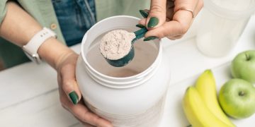 É verdade que usar whey protein causa espinhas? Entenda