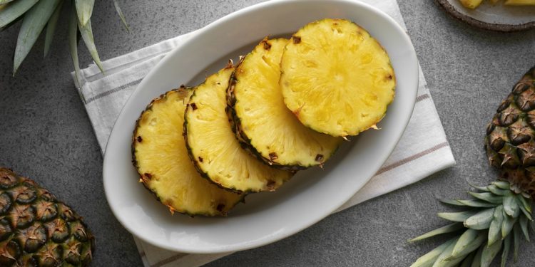 Nutrólogo explica se o abacaxi aumenta a glicose e dá dicas de consumo